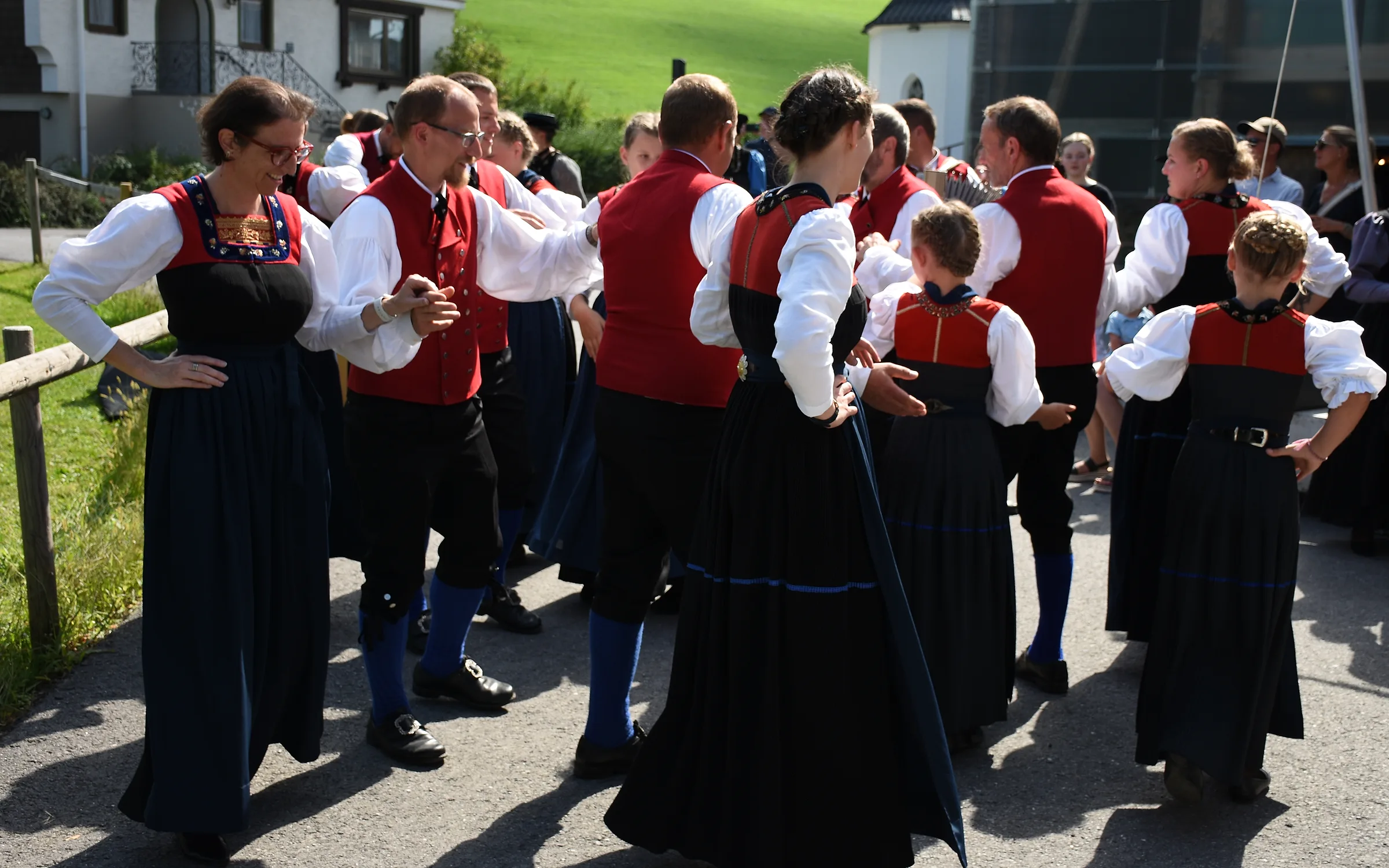 Die Tanzgruppe des Trachtenvereins Hittisau beim Volkstanz vor einem Bregenzerwälder Haus